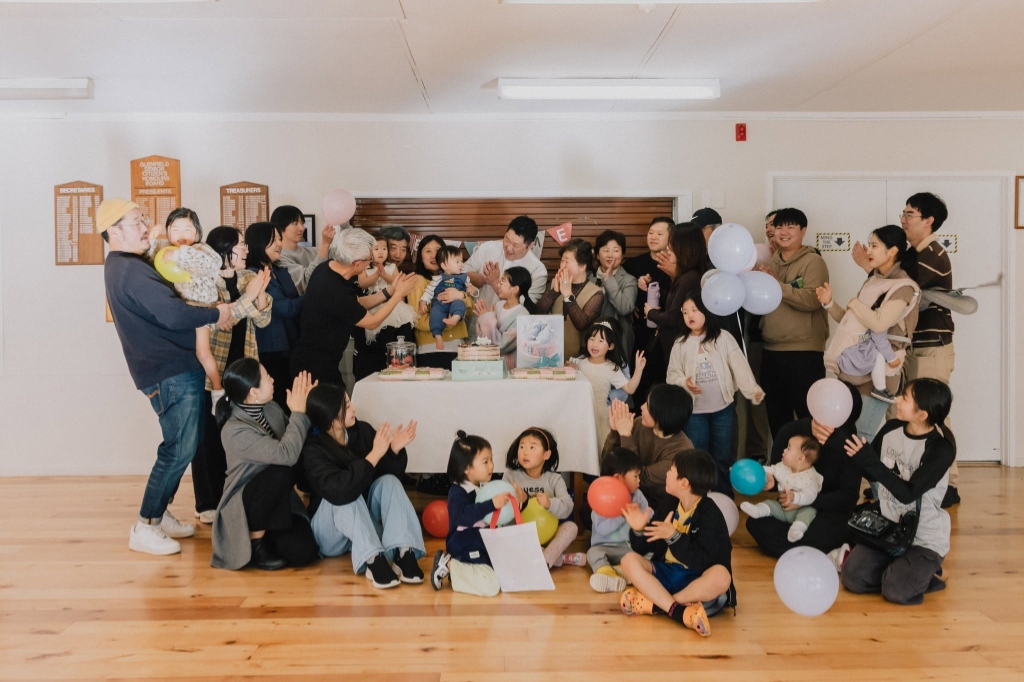 LIGHT CHURCH 가족들이 함께 축하하는 모습