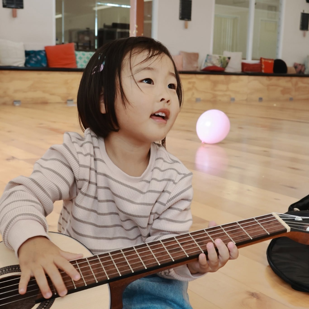 기타를 들고 찬양하는 LIGHT Kids 어린이
