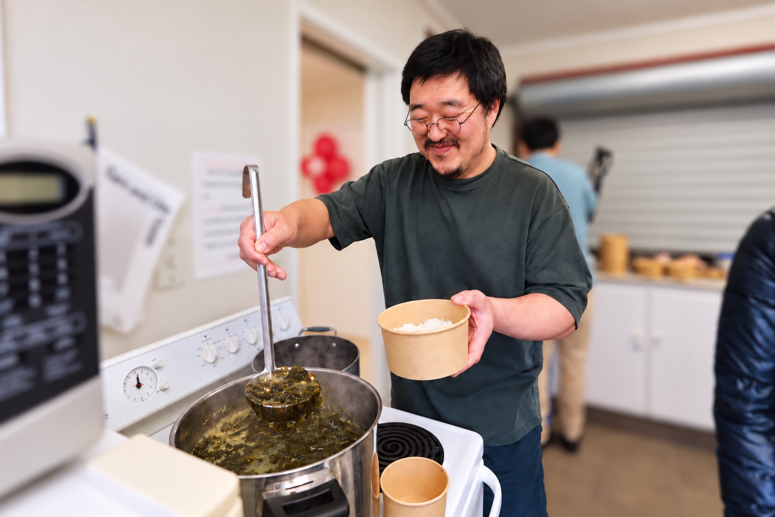 공동체를 위해 식사를 준비하며 섬기는 모습