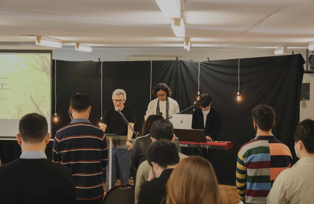 LIGHT CHURCH 성도들이 함께 예배하는 모습